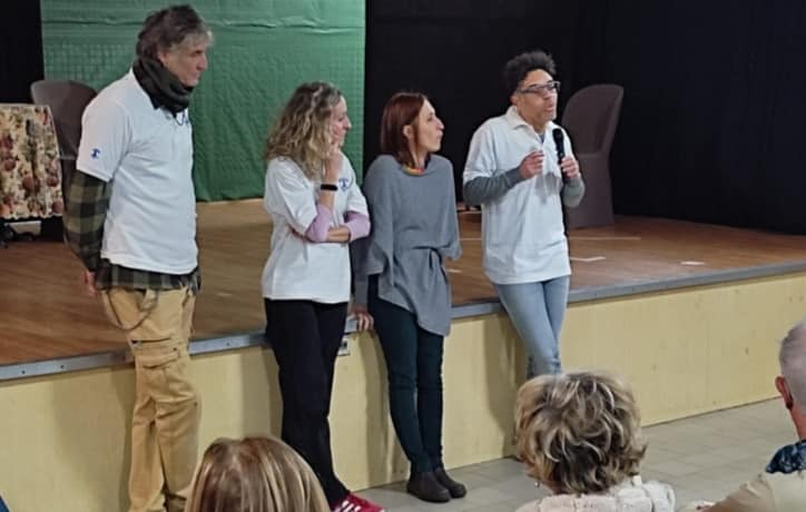 Risate e Solidarietà: “Marionette e Vecchie Cariatidi” della Compagnia “Indubbiamente” Incanta 130 Spettatori per il Progetto “Mangio anch’io” di Rech Italia